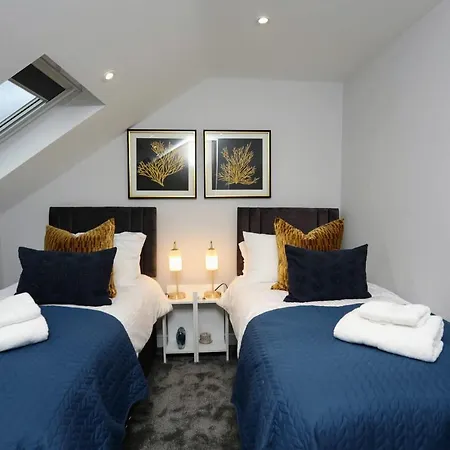 Aisiki Apartments At Stanhope Road, North Finchley, Airconditioned 3-Bedroom & 2-Bathroom, Pet-Friendly Duplex Flat, King Or Twin Beds, With Free Wi-Fi